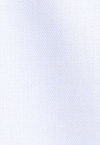 Motif de logo répété en bleu clair et blanc avec une grande ombre circulaire pâle au centre sur un fond texturé.