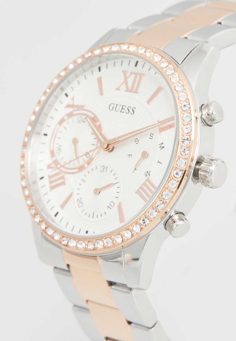 Orologio in argento e oro rosa con un quadrante incassato di cristalli, quadrante bianco testurizzato, numeri romani e funzioni cronografo.
