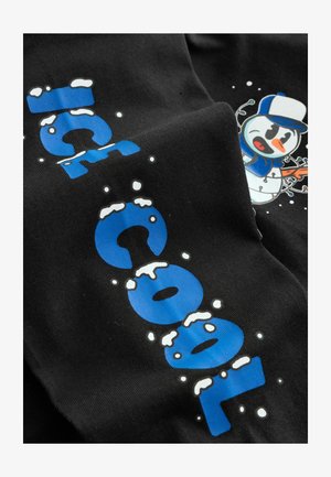 Must mustril kuvaballa suures, julges sinises kirjas "ICE COOL" koos valgete lumeefektidega, mille kõrval on värviline koomiksilumi.