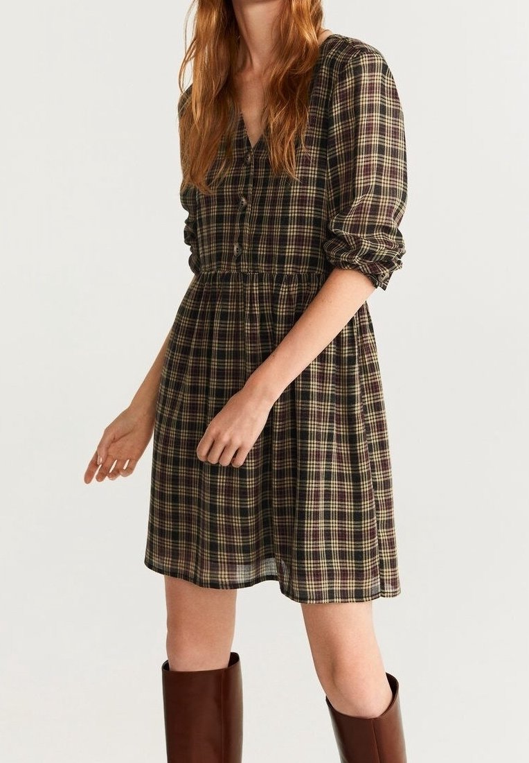 Braun karierter Kleid aus leichtem Stoff, mit einer durchgeknöpften Front, tailliertem Bund und drei Viertel langen Ärmeln.