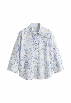 Weißes Hemd mit Knopfleiste, mit blauen Blumen- und Blätterlinienzeichnungen, Hemdkragen und langen Ärmeln, flach auf weißem Hintergrund ausgelegt.