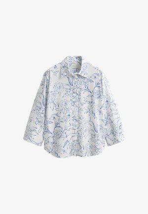 Weißes Hemd mit Knopfleiste, mit blauen Blumen- und Blätterlinienzeichnungen, Hemdkragen und langen Ärmeln, flach auf weißem Hintergrund ausgelegt.