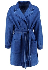 Denimowy płaszcz w głębokim niebieskim kolorze, z paskiem w talii, dużymi przednimi kieszeniami i kołnierzem z wycięciem. Posiada luźny krój i teksturowany materiał.