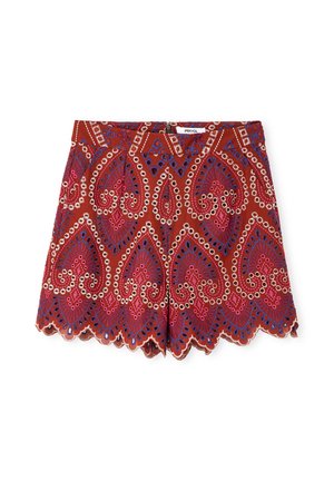Pantalones cortos rojos con elaborado bordado paisley en rosa, azul y blanco y dobladillo festoneado, con cremallera frontal y etiqueta de la marca.