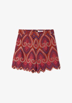 Pantalones cortos rojos con elaborado bordado paisley en rosa, azul y blanco y dobladillo festoneado, con cremallera frontal y etiqueta de la marca.