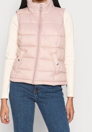 Gilet imbottito rosa chiaro con colletto alto, zip frontale e tasche laterali. Presenta una texture trapuntata e dettagli con bottoni a pressione argento.
