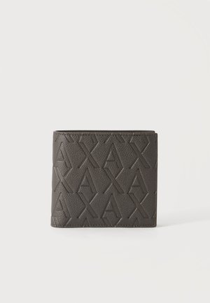 Cartera de cuero plegada de color marrón oscuro con un patrón geométrico A y X repetido en relieve sobre un fondo liso.
