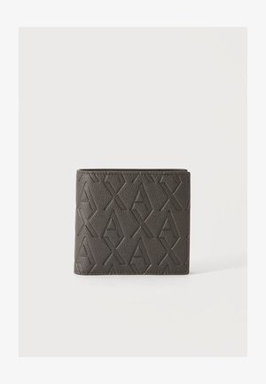 Cartera de cuero plegada de color marrón oscuro con un patrón geométrico A y X repetido en relieve sobre un fondo liso.