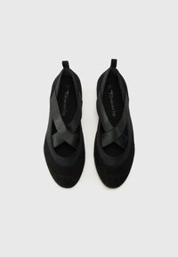 Crne slip-on cipele s zaobljenim nosom, s dizajnom u obliku križa i kombinacijom teksturirane antilop kože i glatkog materijala. Veličina 37.