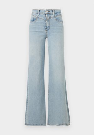 Světle modré džíny s vysokým pasem a širokými nohavicemi, s předním zapínáním na knoflíky a zipem, předními kapsami a poutky na opasek na jednoduchém pozadí.