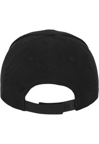 Svart baseballcap med buet skjerm, justerbar stropp bak, og teksturert stoff. Innvendig har den ventilasjonshull.