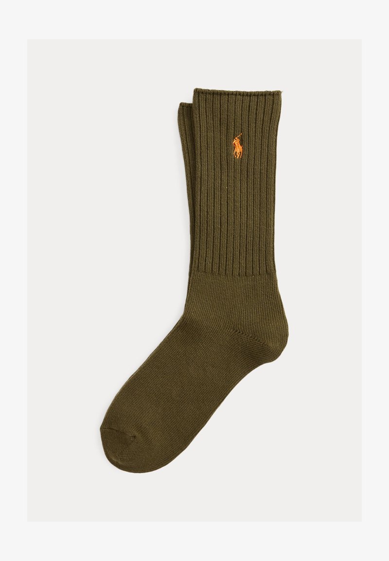 Olivgrüne, gerippte Knöchelsocke mit orangefarbenem, gesticktem Polospieler-Logo am Bündchen, flach auf weißem Hintergrund präsentiert.