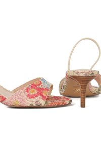 Bloemdruk haksandalen met een textiele bovenkant, open teen en slanke stilettohak; met nude accenten en een laag uitgesneden ontwerp.