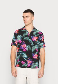 Schwarz kurzärmliges Hemd mit lebhaften tropischen Blumen- und Blattmustern in Pink, Lila und Grün. Mit Kragen und Knopfverschluss.
