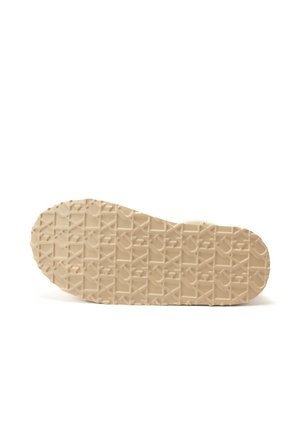 Suela de zapatilla beige con un patrón texturizado que presenta formas geométricas e impresiones del logo de la marca para proporcionar tracción y agarre.