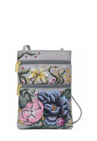 Grijze leren tas met bloemendessins in roze, blauw en geel. Twee met rits afgesloten vakken met gouden hardware accenten.