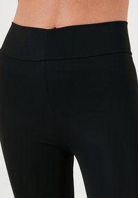 LELA Leggingek - Nadrágok - black