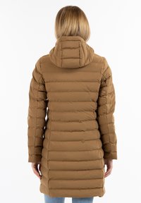 Bruine gewatteerde winterjas met capuchon. Kenmerkt zich door een horizontaal gestikt ontwerp, lange mouwen en een middellange pasvorm. Gladde textuur.