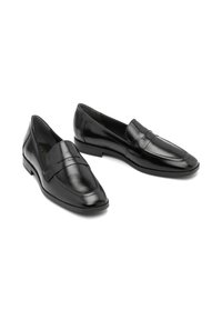 Mustad nahast loafers terava varbaga, õmblustäpsusega ja kerge kandiga. Sile tekstuur ja poleeritud viimistlus.
