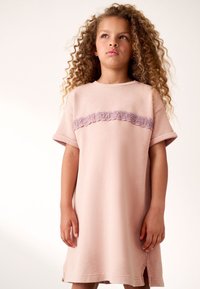 Šviesiai rožinė suknelė trumpomis rankovėmis, su tekstūruotu purpuriniu diržu per krūtinę. Apačioje šonuose nedideli skeltukai. Minkšta audinio tekstūra.