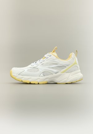 Weißer und hellgelber Sportschuh mit Mesh-Einsätzen, Schnürverschluss, dicker Sohle und Schlaufen an Zunge und Ferse.