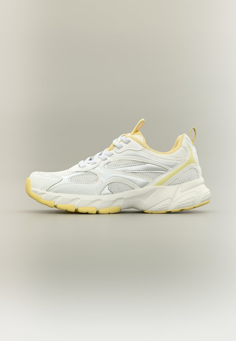 Λευκό και ανοιχτό κίτρινο αθλητικό παπούτσι με πάνελ από δίχτυ, κλείσιμο με κορδόνια, παχιά σόλα και θηλιές στο γλώσσα και τη φτέρνα.
