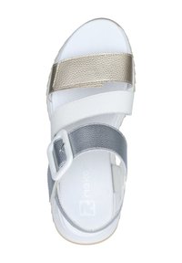 Sandali bianchi e metallici con cinturini in pelle testurizzata di colore argento, oro e bianco, dotati di una fibbia regolabile e una suola imbottita.