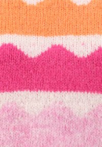 Dzianina z falistymi pasami w kolorze pomarańczowym, różowym, białym i jasnoróżowym. Tekstura jest miękka, z przytulnym wyglądem i żywą paletą kolorów.