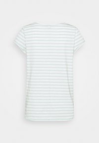 Camiseta de manga corta a rayas en menta claro y blanco. Mezcla de algodón suave, corte relajado, cuello redondo y dobladillo recto. Sin acentos notables.