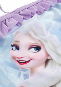 Top da bagno viola con stampa di personaggi, tessuto liscio e bordi arricciati. Il design presenta motivi di ghiaccio azzurro chiaro e bianco.