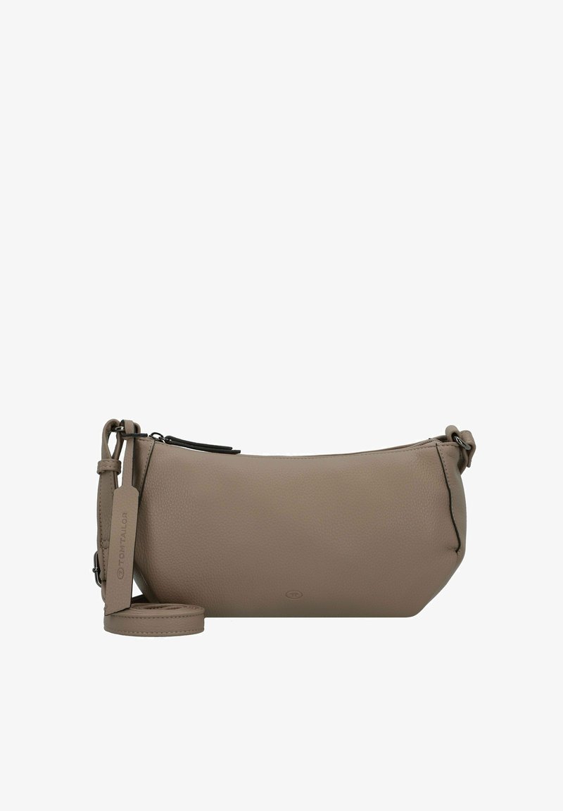 Bolso bandolera de cuero beige con una textura suave, cierre de cremallera, correa ajustable y una sutil etiqueta con el logo. Diseño rectangular compacto.