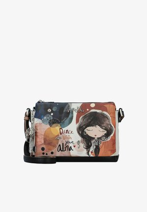 Sac pochette multicolore avec une illustration fantaisiste, des accents en cuir, un charm décoratif et une bandoulière réglable.