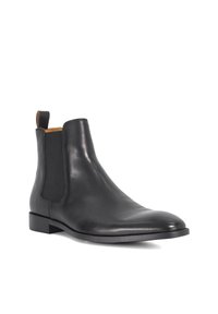 Zwarte leren Chelsea-boot met elastische zijpanelen, trekband aan de hiel en een lage gestapelde hak op een witte achtergrond.