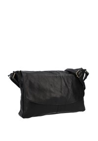 Borsa a tracolla nera in pelle con patta anteriore e tracolla regolabile con fibbie metalliche, mostrata su sfondo bianco.