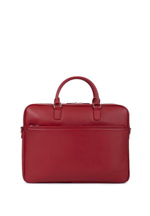 Porte-documents en cuir rouge avec doubles poignées, poche avant zippée et ferrures argentées, conçu pour un usage professionnel.