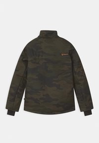Giacca con motivo camouflage in tonalità di verde scuro e marrone, realizzata in un tessuto testurizzato, caratterizzata da un colletto alto e un logo arancione sul retro.