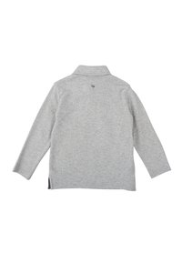 Pull-over gris avec un col, des manches longues et un petit logo au dos. Le tissu a une finition à tricot texturé et des fentes sur les côtés en bas.