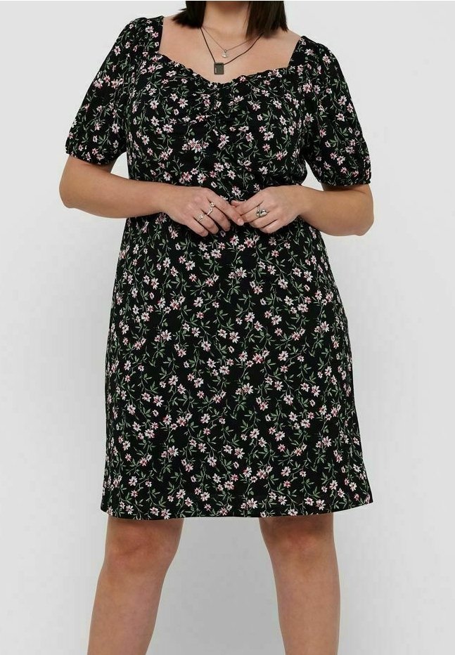 Svart blommig klänning med korta puffärmar, fyrkantig halslinje och rynkade detaljer; har mönster av rosa och gröna blommor överallt.