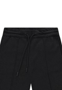 Zwarte joggingbroek van zachte stof. Voorzien van een elastische tailleband met verstelbaar trekkoord en twee steekzakken aan de zijkant.