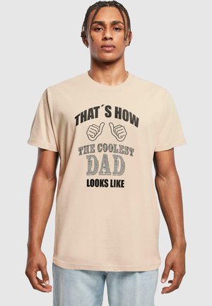 COOLEST DAD ROUND NECK - T-Shirt print - sand