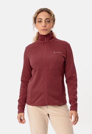Bordeaux kleurige fleecejack met rits, een gestructureerd patroon, hoge kraag en twee voorkruiszakken. Logo op de bovenste linker borstzijde.