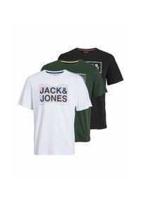 Drie T-shirts met korte mouwen in wit, groen en zwart, voorzien van grafische prints met de tekst "JACK & JONES" in verschillende stijlen en kleuren.