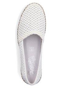 Chaussure blanche sans lacets avec tige en textile tissé, bout rond, semelle intérieure rembourrée et semelle extérieure en caoutchouc texturé. Présente un marquage discret sur la semelle intérieure.