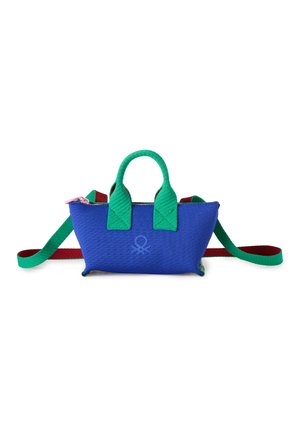 Malá modrá látková kabelka se zelenými rukojetmi, červenozeleným nastavitelným ramenním popruhem a jemně vyraženým logem na přední straně.
