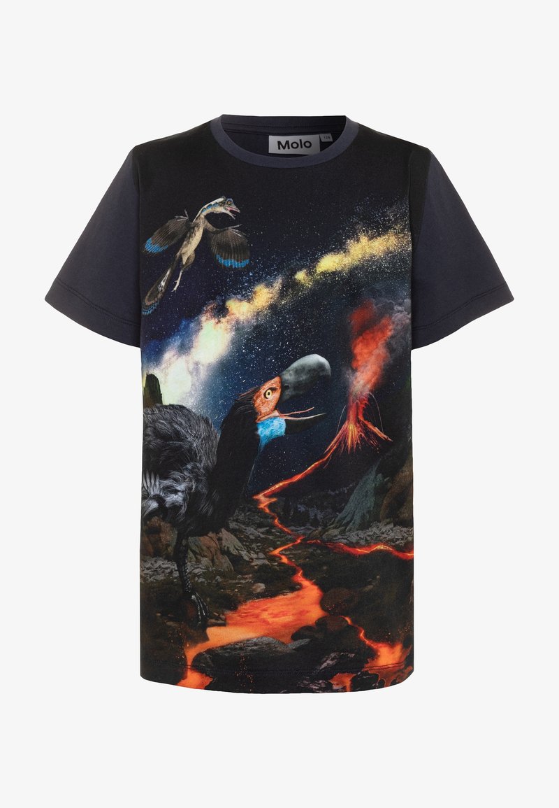 Chemise noire à manches courtes avec imprimé coloré d'un volcan en éruption, de lave en fusion, de deux oiseaux préhistoriques et d'un ciel étoilé nocturne.