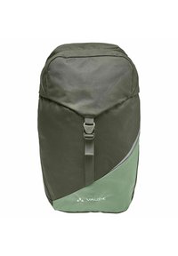 Mochila verde con forma redondeada, fabricada con tela duradera. Presenta un cinturón de hebilla en la parte frontal y un diseño de acento gris. Logo impreso en la parte delantera.