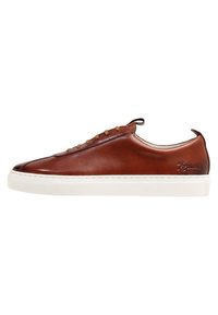 Braune Ledersneaker mit einem schlanken Design, weißer Gummisohle und beigen Schnürsenkeln. Verfügt über dezente Markenkennzeichnung an der Seite und eine glatte Textur.