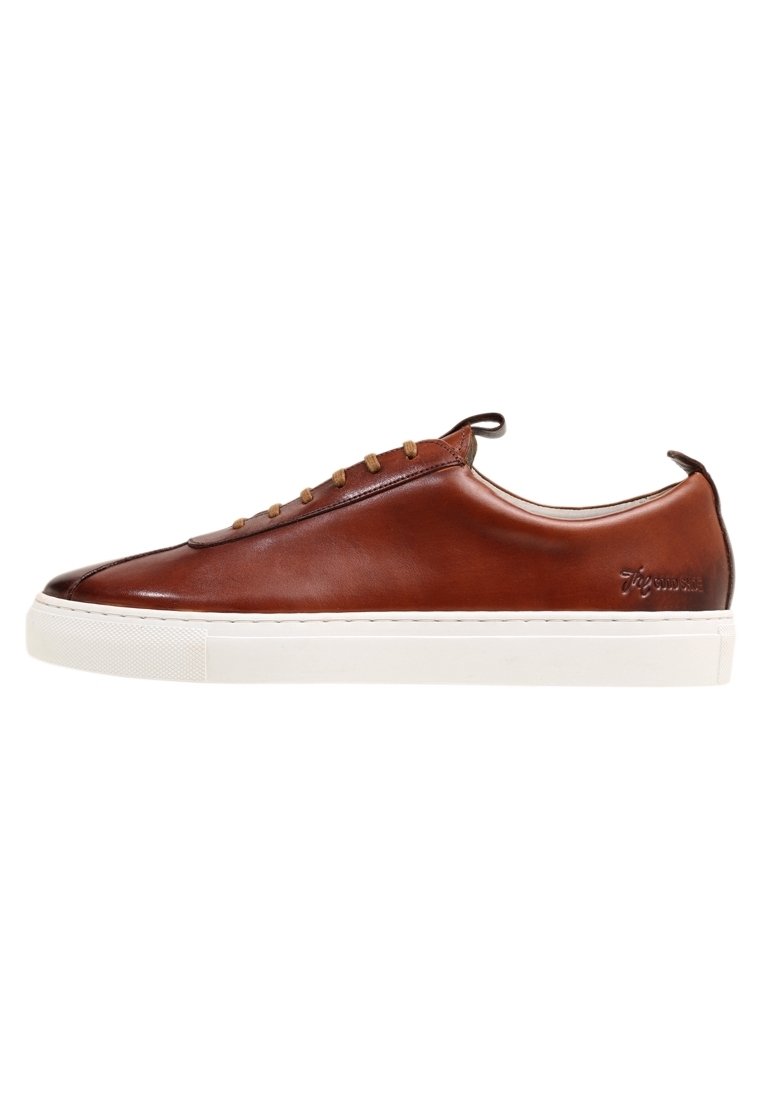Braune Ledersneaker mit einem schlanken Design, weißer Gummisohle und beigen Schnürsenkeln. Verfügt über dezente Markenkennzeichnung an der Seite und eine glatte Textur.