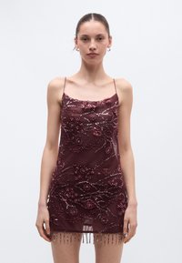 Bordozsarkanu mini kleita ar pērlītēm un smalkiem siksniņiem, rotāta ar ziedu izšuvumiem un bārkstīm apakšmalā. Caurspīdīgā tekstūra piešķir dziļumu un detaļas.