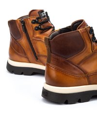 Pikolinos VIGO - Botines con cordones - brown